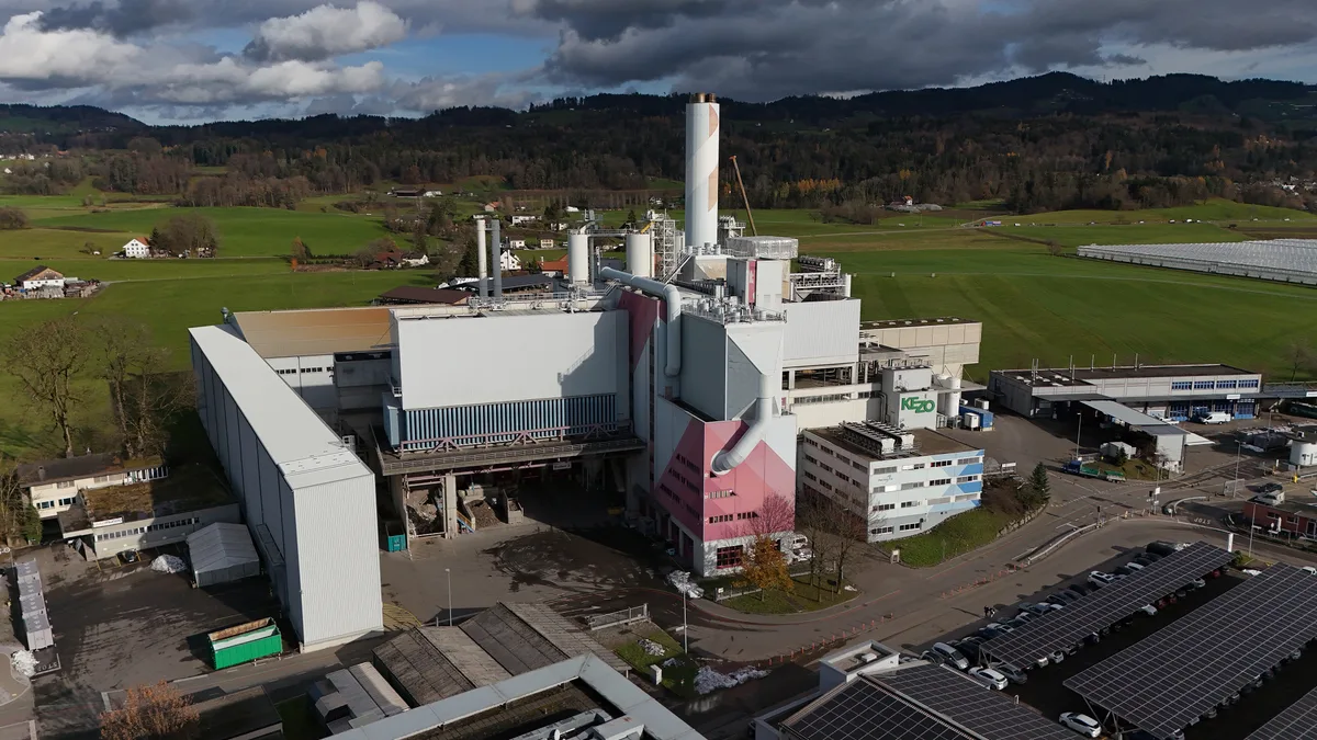 Man sieht eine Drohnenaufnahme einer Kehrichtverwertungsanlage.